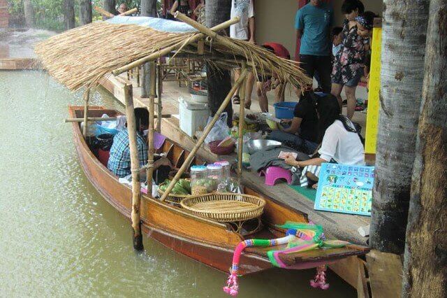 Sam-Phan-Nam-Floating-Market