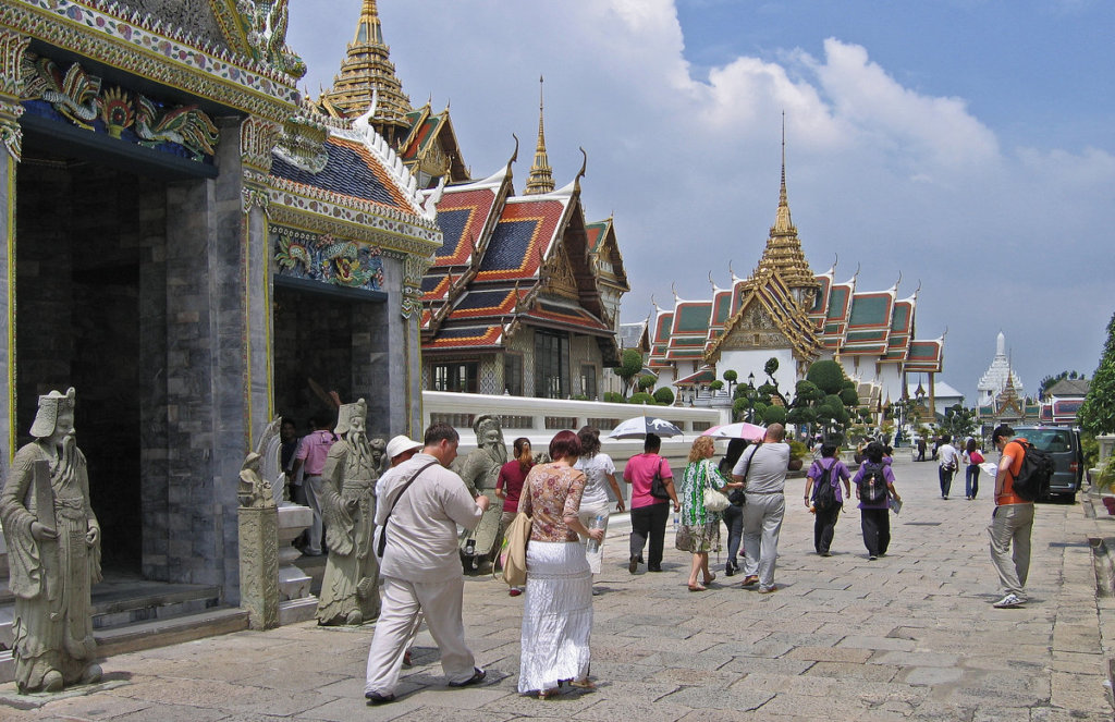 туристы в храме таиланда