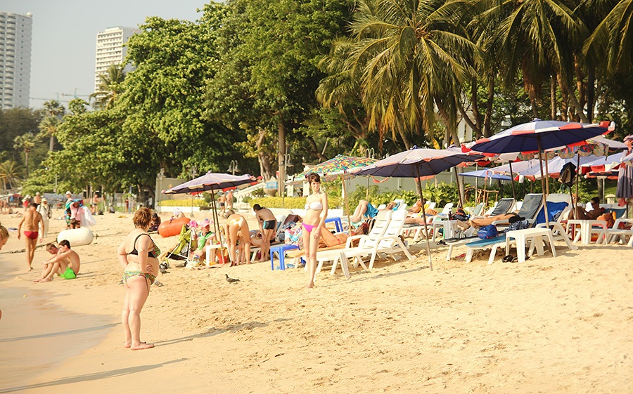 туристы на пляже вонгамат