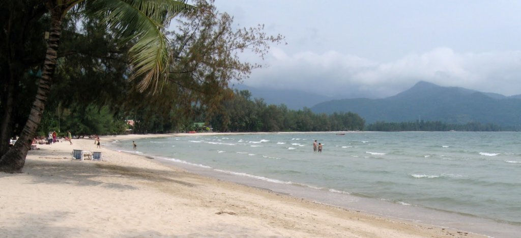 туристы пляж клонг прао